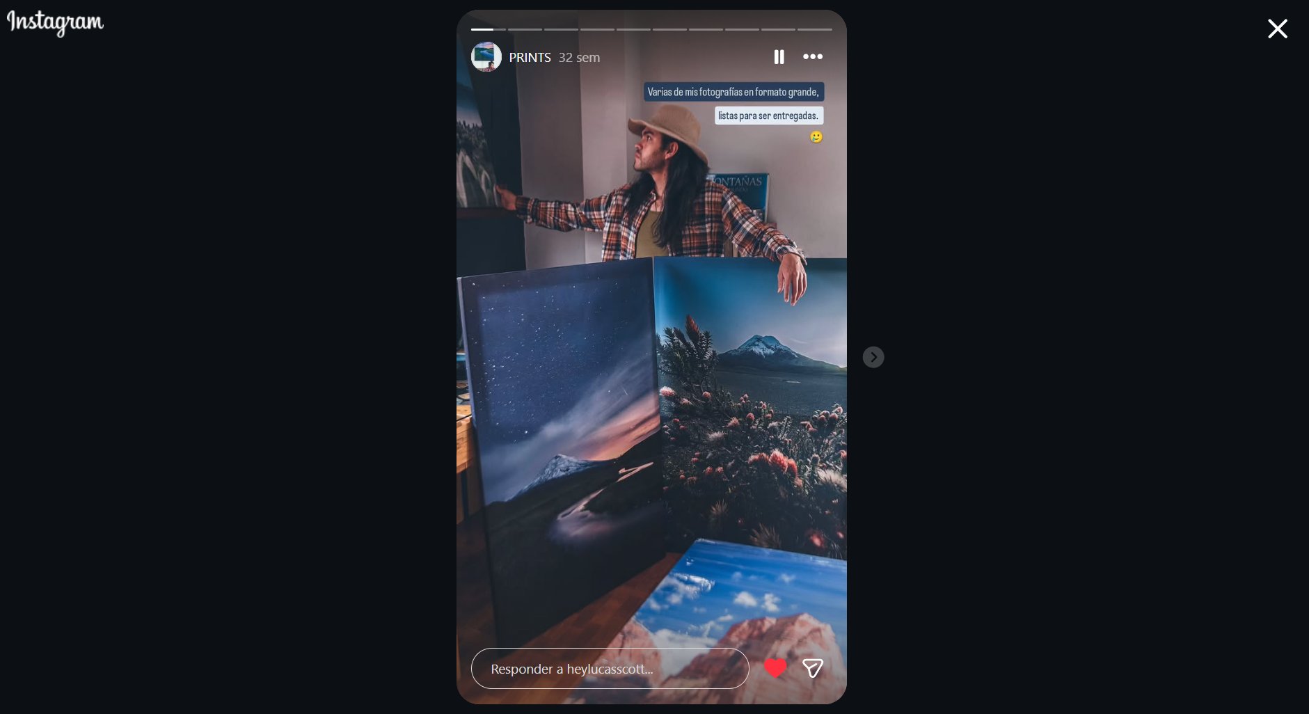 Fotógrafo con sus prints Fine Art Ecuador